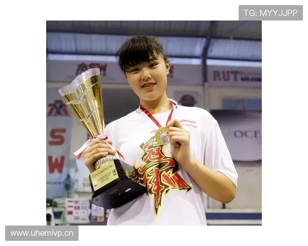 李月汝训练完逛超市手拿几百块零食袋子多得像抢劫现场，不像篮球运动员亲戚还笑场了