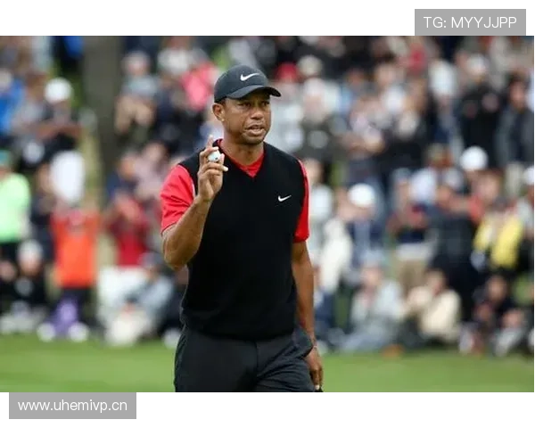 泰格伍兹开着百万豪车，刚下场就跟隔壁大爷遛狗一样淡定，你说这气场谁顶得住？